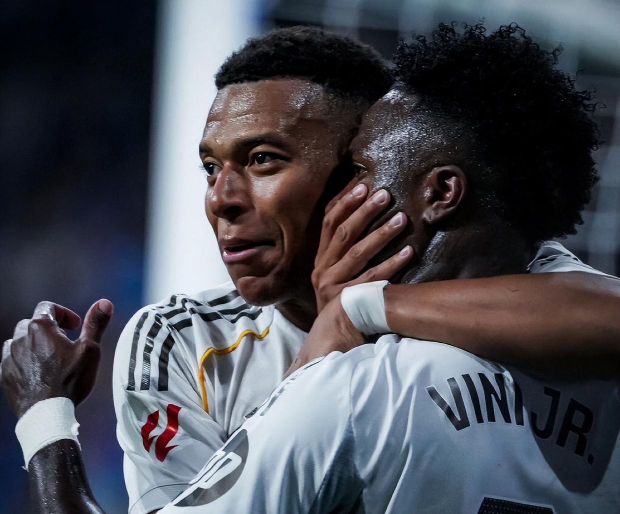 包含欧冠冲刺阶段再迎强敌，拉齐奥官宣签约，主帅态度——悬念犹存，更衣室氛围转暖的词条-华体会官网